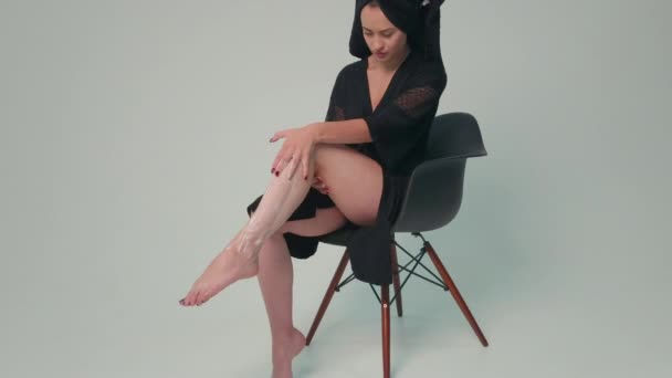 Schöne Junge Frau Streichelt Fuß Mit Weicher Glatter Haut Schlafzimmer — Stockvideo
