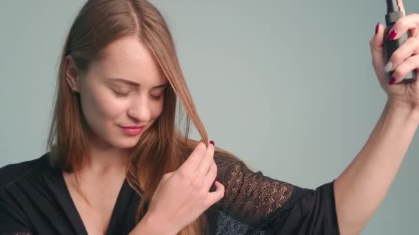 Sexy Girl Black Bathrobe Posing Grey Background Touches Herself Brush — Stock Video