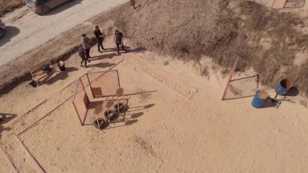 Vista Aérea Personas Traje Camuflaje Con Pistolas Gafas Protectoras Auriculares — Vídeo de stock