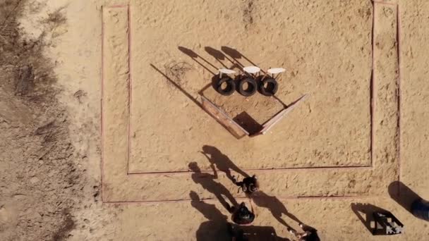 Luftaufnahme Von Menschen Tarnanzug Mit Kanonen Schutzbrille Und Kopfhörern Mit — Stockvideo