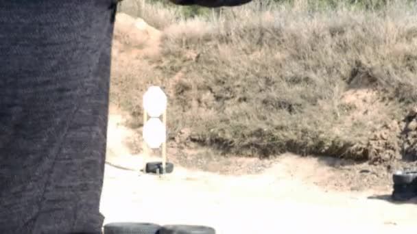 Uomo Spara Pistola Automatica Durante Allenamento Tiro Pratico Uomo Che — Video Stock