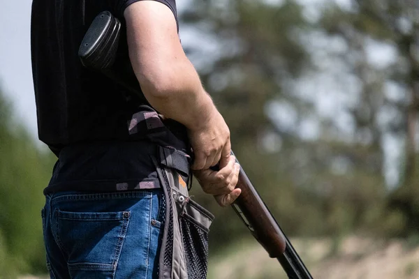 Jachtgeweer Afgevuurd Jagen Het Bos Hunter Laadt Geweer Met Kogels — Stockfoto