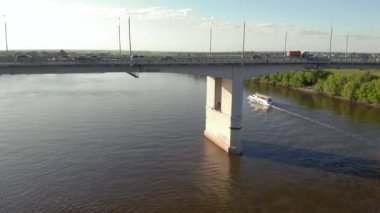 Köprünün Altında Nehirde Tekne Yüzüyor