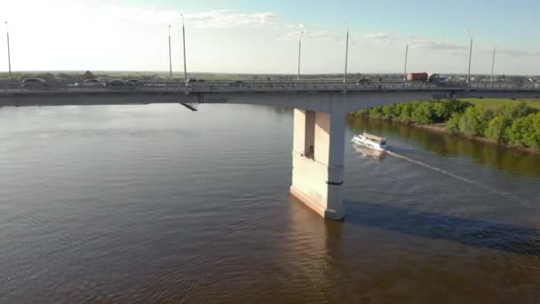 Boot Schwimmt Auf Fluss Unter Brücke — Stockvideo