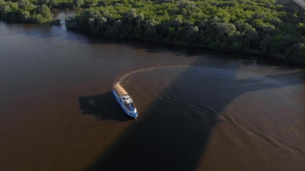 橋の下の川に浮かぶボート — ストック動画