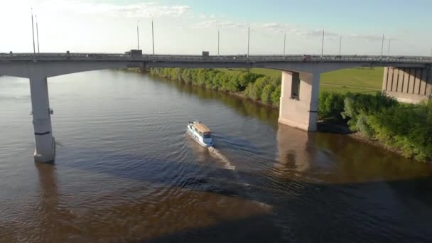 Boot Schwimmt Auf Fluss Unter Brücke — Stockvideo