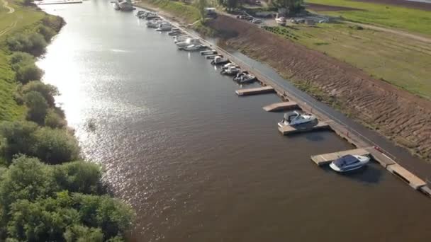 位于河中木制码头附近的汽艇或游艇的俯瞰图 — 图库视频影像