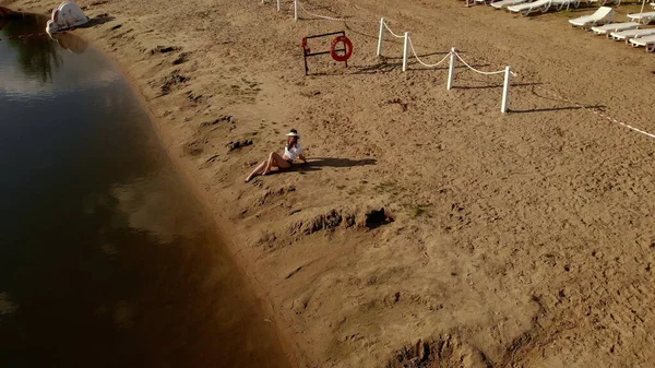 Drone View Vrouw Wandelen Zandstrand Aan Zee Luchtfoto Landschap Meisje — Stockfoto