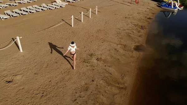 Drohne Beobachtet Junge Frau Beim Spazierengehen Strand Glückliche Junge Frau — Stockfoto