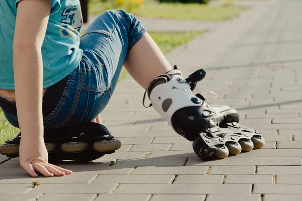 Garçon Tente Relever Sol Après Être Tombé Avec Les Patins — Photo