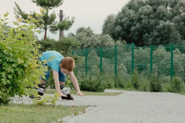 Een Jongen Probeert Staan Het Vallen Met Rolschaatsen Een Jongen — Stockfoto