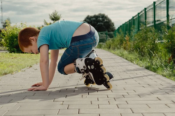 Garçon Tente Relever Sol Après Être Tombé Avec Les Patins — Photo