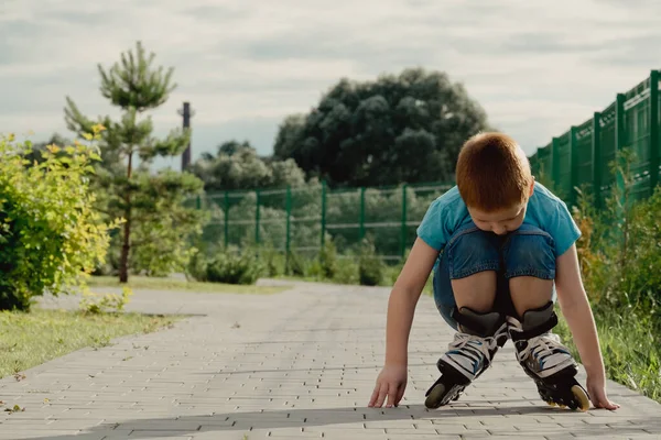 Een Jongen Probeert Staan Het Vallen Met Rolschaatsen Een Jongen — Stockfoto