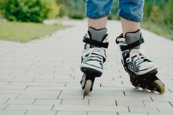 Kleine Jongen Beschermende Uitrusting Rollen Staat Loopbrug Het Park Lage — Stockfoto