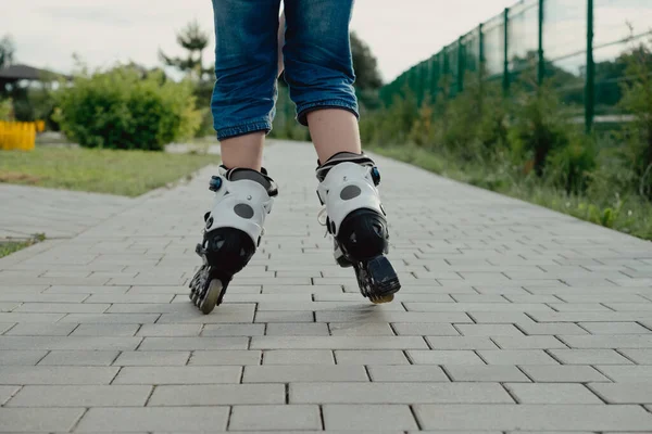 Kleine Jongen Beschermende Uitrusting Rollen Staat Loopbrug Het Park Lage — Stockfoto