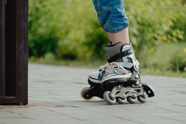 Kleiner Junge Schutzausrüstung Und Rollatoren Steht Auf Gehweg Park Sicht — Stockfoto