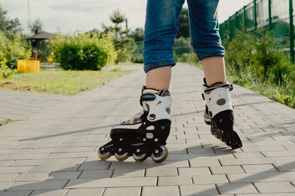 Kleiner Junge Schutzausrüstung Und Rollatoren Steht Auf Gehweg Park Sicht — Stockfoto