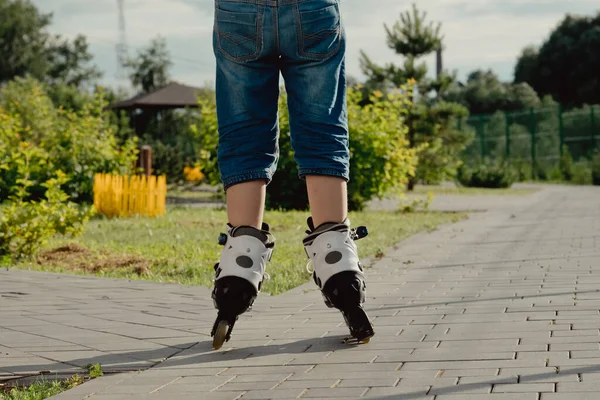 Kleiner Junge Schutzausrüstung Und Rollatoren Steht Auf Gehweg Park Sicht — Stockfoto