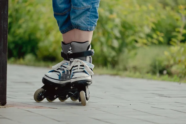 Kleine Jongen Beschermende Uitrusting Rollen Staat Loopbrug Het Park Lage — Stockfoto