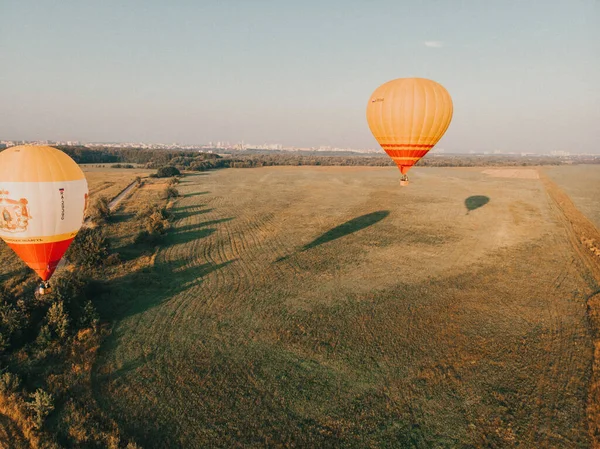 Weitblick Aus Der Luft Durch Drohnen Eine Ansammlung Von Heißluftballons — Stockfoto
