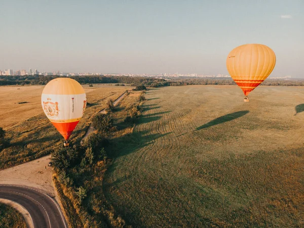 Weitblick Aus Der Luft Durch Drohnen Eine Ansammlung Von Heißluftballons — Stockfoto