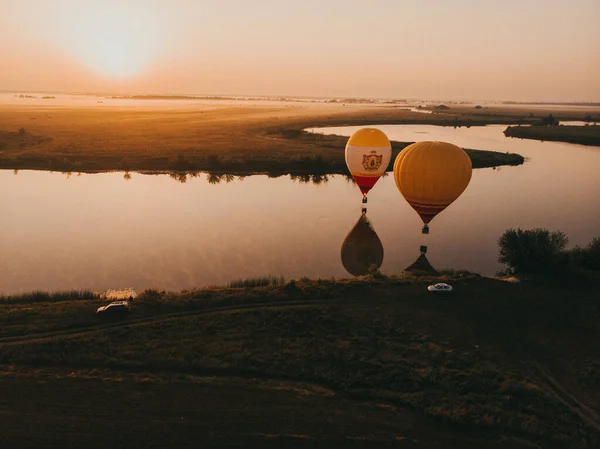 ロシア リャザンの熱気球2021年7月18日 美しい空の背景と日の出に霧の上を飛んでカラフルな熱気球叙事詩 高高度空中ドローンワイドビュー — ストック写真