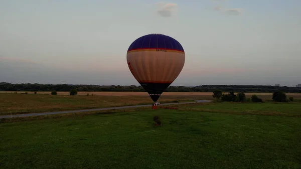 2021年7月18日 俄罗斯梁赞的热气球 多彩的热气球史诗在日出的雾中飘扬 天空背景美丽 高空无人驾驶飞机全景 — 图库照片