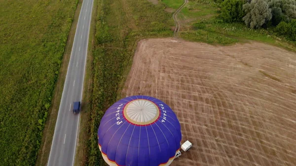 ロシア リャザンの熱気球2021年7月18日 美しい空の背景と日の出に霧の上を飛んでカラフルな熱気球叙事詩 高高度空中ドローンワイドビュー — ストック写真