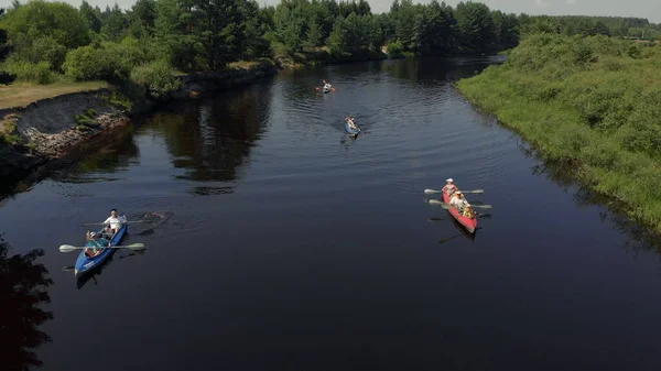 グループの人々のドローンポイントビューのカヤックの水の上に浮かんでいる 湖のグループカヤックの空中ドローンビュー 川沿いの空中ビューに沿ってカヤックやカヌー ラフティング ボートの追跡 — ストック写真