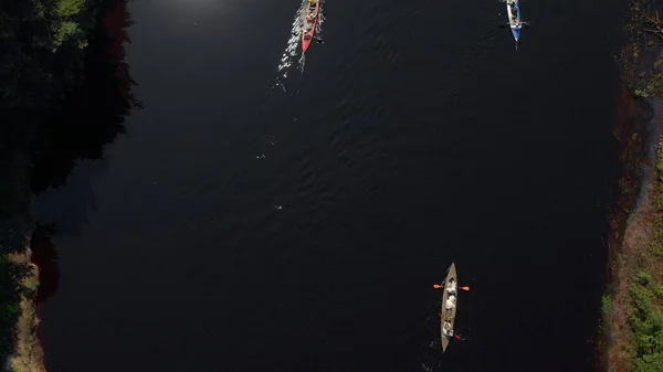 ボートを追跡中 カヤックやカヌーの観光拠点 夏の冒険カヤック カヌーにラフティング 最高の景色をカヤック カヤックのグループを一緒に漕ぐ ドローンからの空中風景 — ストック写真