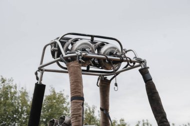 Sıcak hava balonu gaz ocağı gökyüzünün arka planında. Gaz vanası. yakın plan