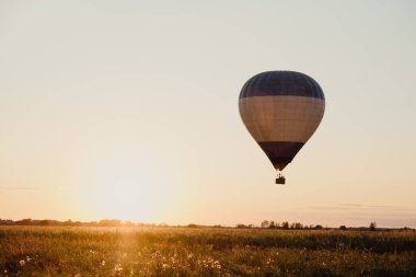 Yüksek irtifa hava aracı geniş görüş alanında. Rusya, Ryazan 'da bir sabah açık mavi gökyüzünde bir sıcak hava balonu koleksiyonu uçuyor.