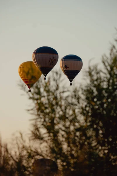 Színes Hőlégballonok Repülnek Lufi Fesztivál Lufi Naplemente Hátterében Természet Csendje — Stock Fotó