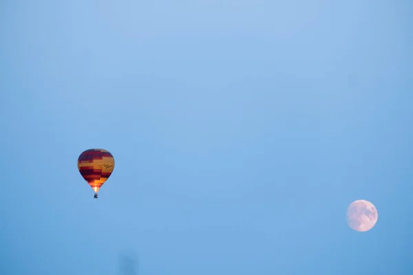 Birlikte Gökyüzünde Bir Balon Balon Festivali — Stok fotoğraf