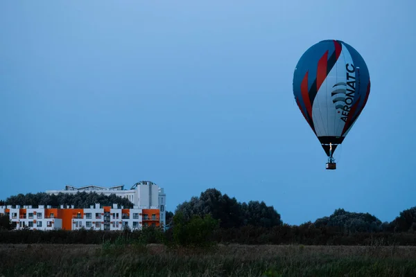 풍선은 저녁에 등대가 근처를 날아다닌다 — 스톡 사진