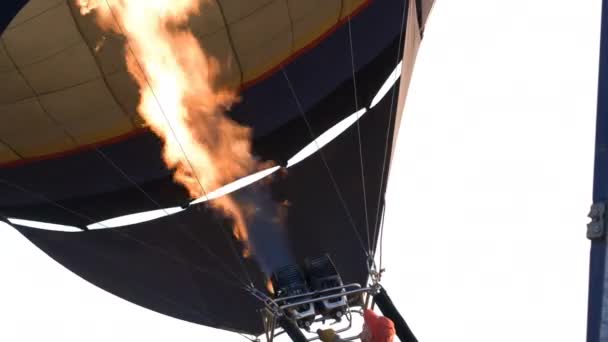 Globo Aire Caliente Lleno Aire Caliente Hombre Levanta Globo Enorme — Vídeos de Stock