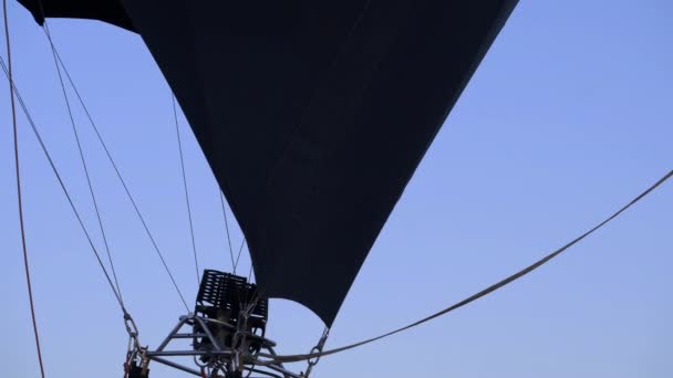 Mężczyzna Podnosi Ogromny Balon Balonowym Festiwalu Wysadzanie Balonów Gorącym Powietrzem — Wideo stockowe