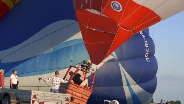 Muž Zvedne Obrovský Balón Festivalu Balónů Vyhazování Horkovzdušných Balónků Vzduchu — Stock video