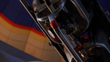 Sıcak hava balonu sıcak havayla dolduruluyor. Bir adam balon festivalinde büyük bir balon kaldırıyor. Sıcak hava balonu şişerken alevler patlıyor.