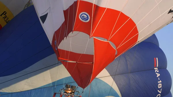 Balon Gorącym Powietrzem Wypełniony Gorącym Powietrzem Mężczyzna Podnosi Ogromny Balon — Zdjęcie stockowe