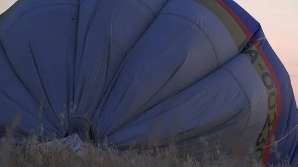 Pilot Sıcak Hava Balonundaki Alevi Ayarlıyor Sıcak Hava Balonu Şişiyor — Stok fotoğraf