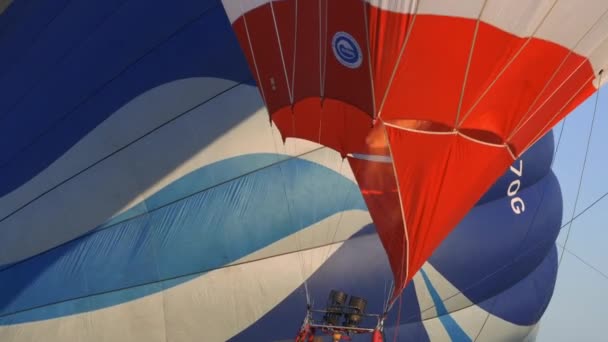 風船祭りで巨大な風船を持ち上げる男 熱気球を爆破する 炎は上昇し 熱気球を膨らませます パイロット熱気球で炎を調整します 熱気球の膨張 熱気球を爆破する — ストック動画