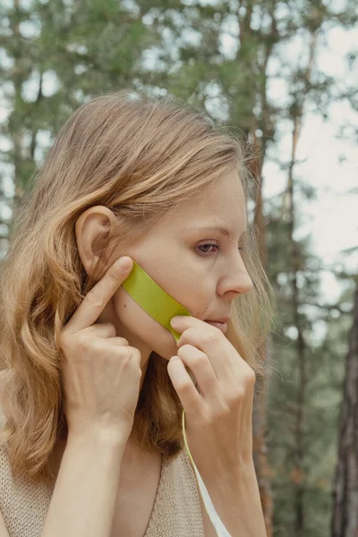 Mooie Vrouw Met Kinesiologie Facelift Tapes Schoonheidsspecialiste Zet Gezichtskinesio Tape — Stockfoto