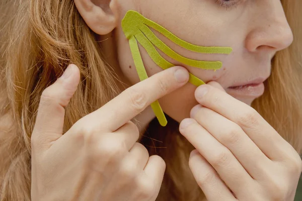 Hermosa Mujer Con Cinesiología Cintas Lifting Facial Chica Esteticista Pone —  Fotos de Stock