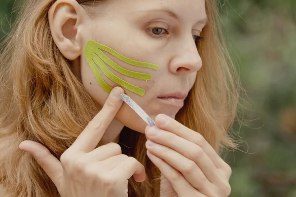 Hermosa Mujer Con Cinesiología Cintas Lifting Facial Chica Esteticista Pone —  Fotos de Stock