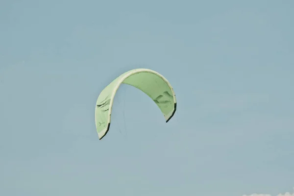 Kitesurfen Kiteboarding Action Fotos Mann Zwischen Den Wellen Geht Schnell — Stockfoto