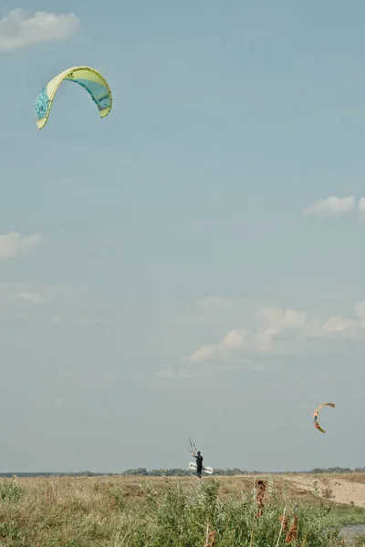 Kitesurf Kiteboarding Fotos Acción Hombre Entre Las Olas Rápidamente — Foto de Stock