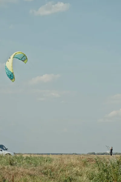 Kitesurf Kiteboarding Fotos Acción Hombre Entre Las Olas Rápidamente — Foto de Stock