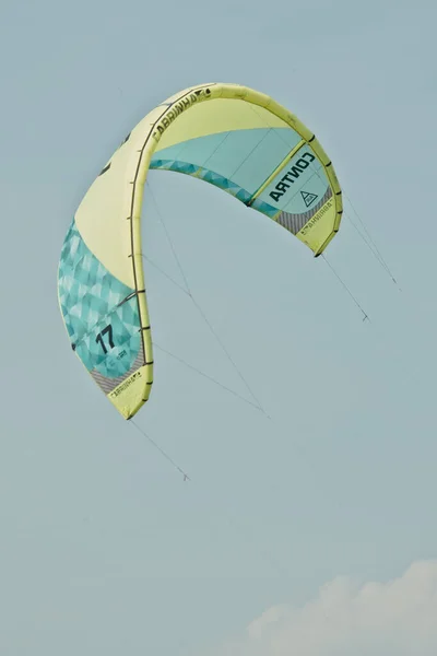 Kitesurf Fotos Ação Kiteboarding Homem Entre Ondas Vai Rapidamente — Fotografia de Stock