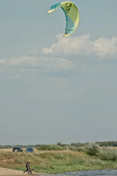 Kitesurf Kiteboarding Action Photos Homme Entre Les Vagues Rapidement — Photo